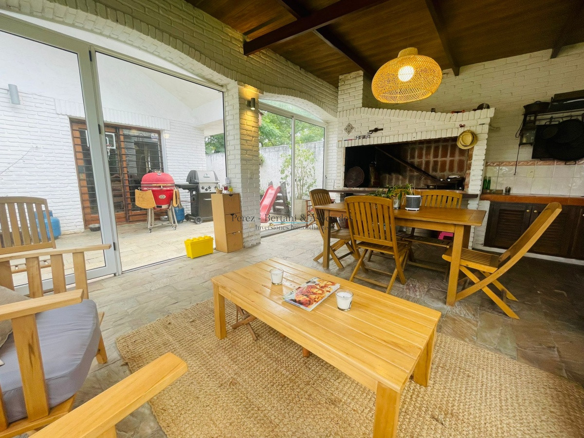 Casa ID.240 - Casa en Venta de 2 Dormitorios en Pinares, Punta del Este