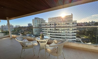 Apartamento en venta de 2 dormitorios y medio en Torre Icon, Punta del Este.