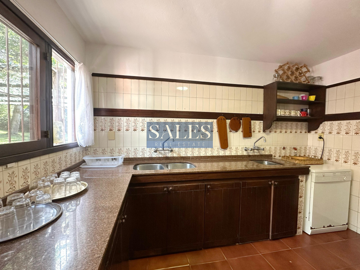 Casa ID.1420 - Casa en venta de 4 Dormitorios ubicada en Cantegril, Punta del Este