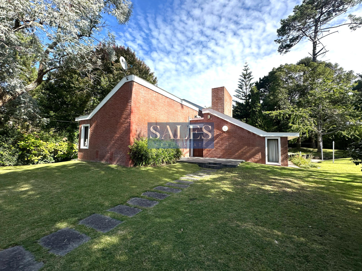 Casa ID.1420 - Casa en venta de 4 Dormitorios ubicada en Cantegril, Punta del Este