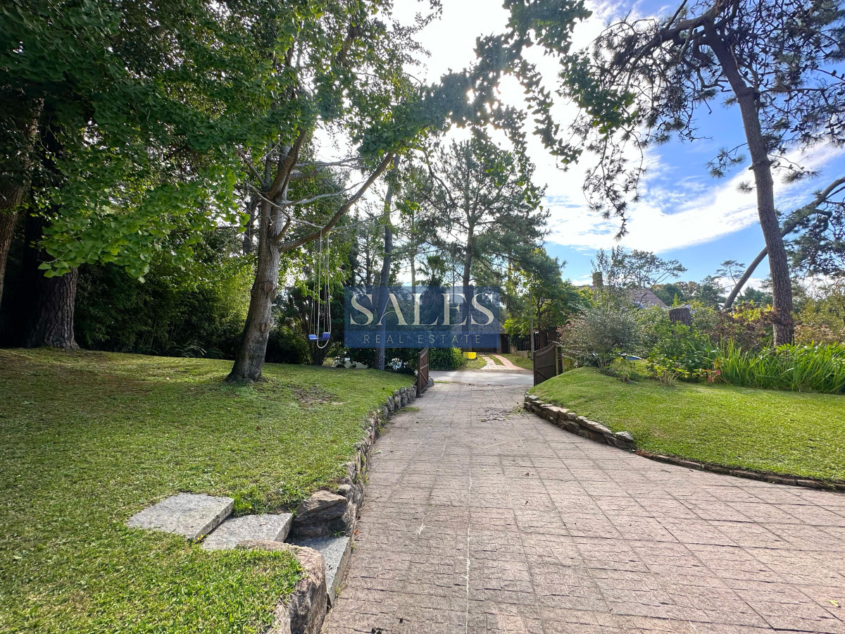 Casa ID.1420 - Casa en venta de 4 Dormitorios ubicada en Cantegril, Punta del Este