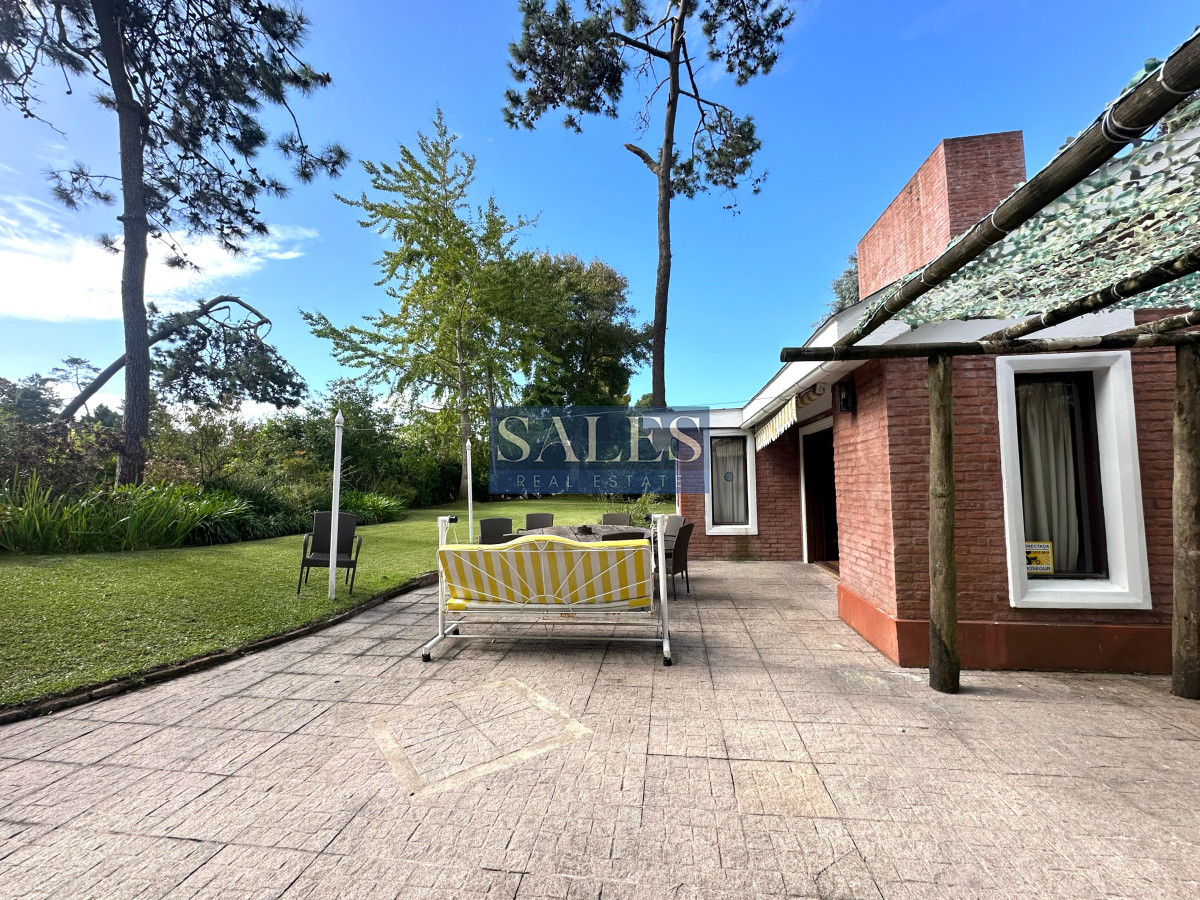 Casa ID.1420 - Casa en venta de 4 Dormitorios ubicada en Cantegril, Punta del Este