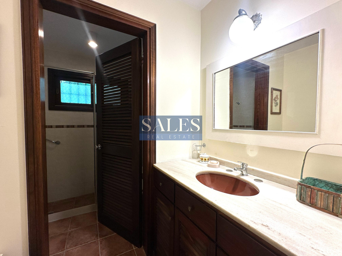 Casa ID.1420 - Casa en venta de 4 Dormitorios ubicada en Cantegril, Punta del Este