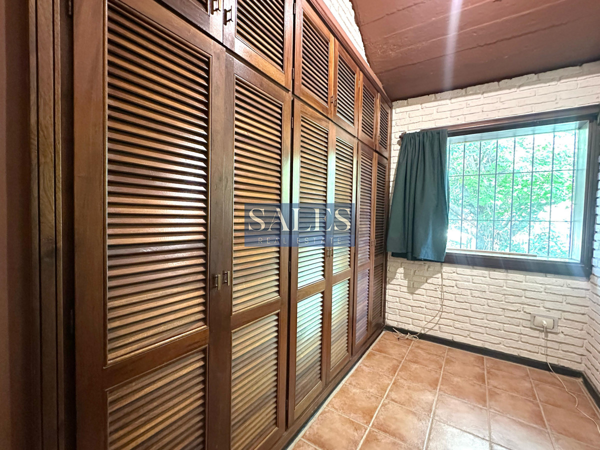 Casa ID.1420 - Casa en venta de 4 Dormitorios ubicada en Cantegril, Punta del Este