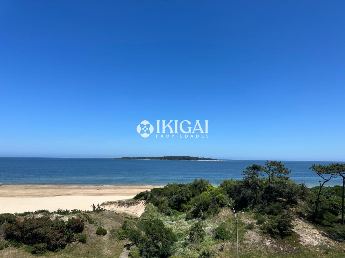 Apartamento ID.149 - Penthouse en Venta de 3 dormitorios en Playa Mansa, Punta del Este