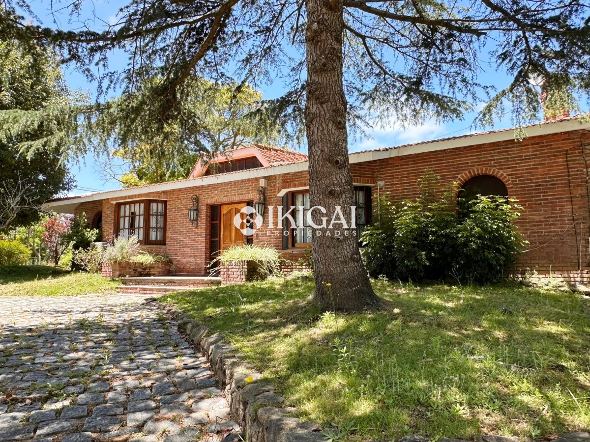 Casa ID.309 - Casa de 3 dormitorios + dependencia en venta en Jardines de Córdoba, Punta del Este.