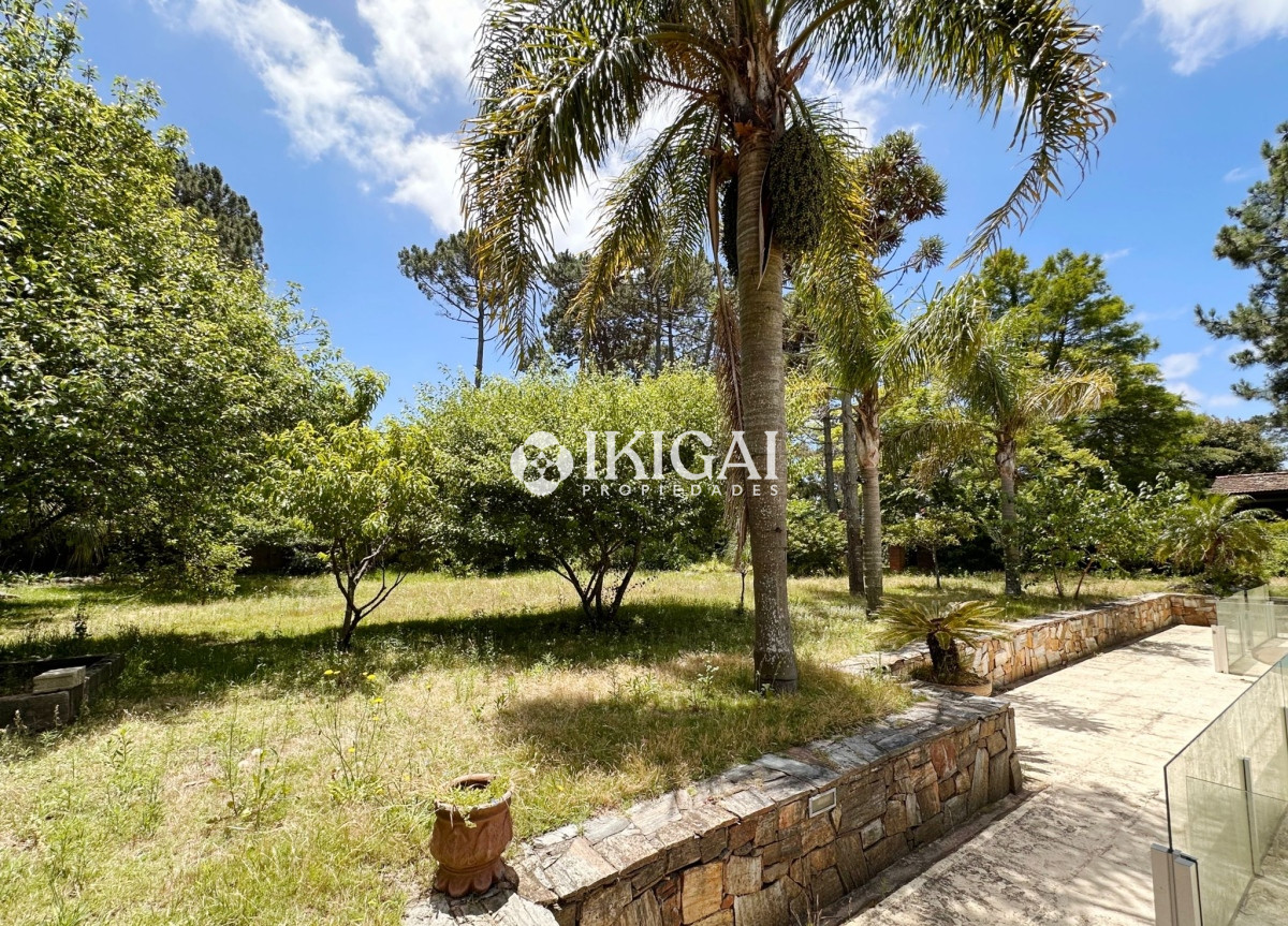 Casa ID.309 - Casa de 3 dormitorios + dependencia en venta en Jardines de Córdoba, Punta del Este.