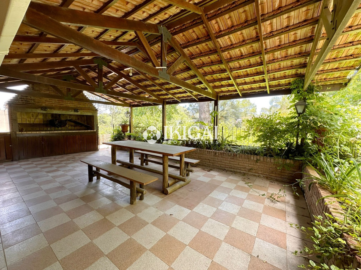 Casa ID.309 - Casa de 3 dormitorios + dependencia en venta en Jardines de Córdoba, Punta del Este.