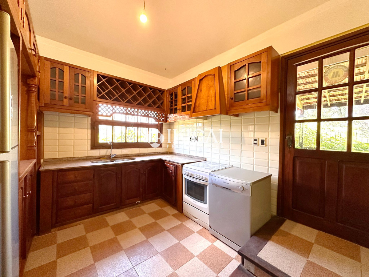 Casa ID.309 - Casa de 3 dormitorios + dependencia en venta en Jardines de Córdoba, Punta del Este.