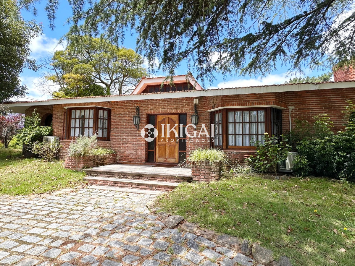 Casa ID.309 - Casa de 3 dormitorios + dependencia en venta en Jardines de Córdoba, Punta del Este.