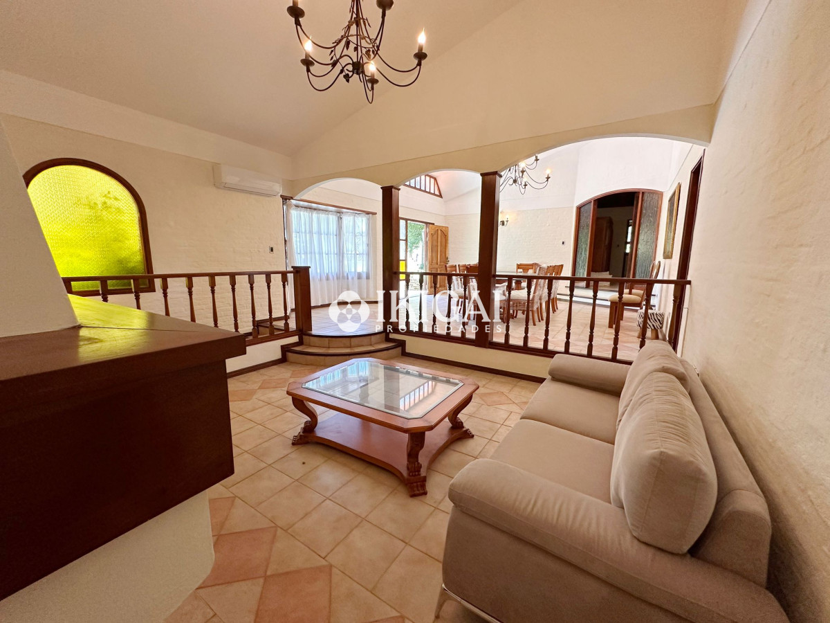 Casa ID.309 - Casa de 3 dormitorios + dependencia en venta en Jardines de Córdoba, Punta del Este.