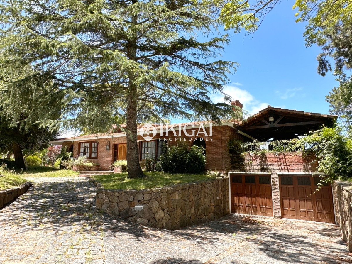 Casa ID.309 - Casa de 3 dormitorios + dependencia en venta en Jardines de Córdoba, Punta del Este.