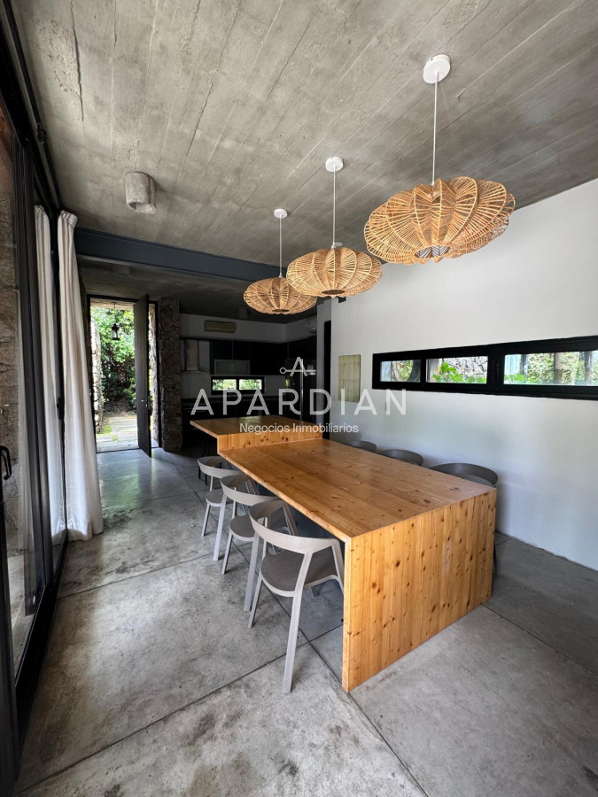 Casa ID.21098135 - Casa en venta de 4 dormitorios en La Arbolada, Punta del Este.