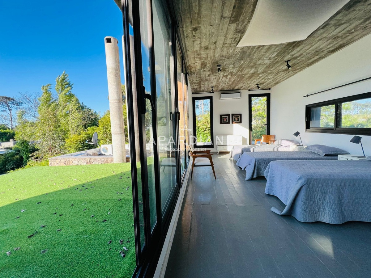 Casa ID.21098135 - Casa en venta de 4 dormitorios en La Arbolada, Punta del Este.