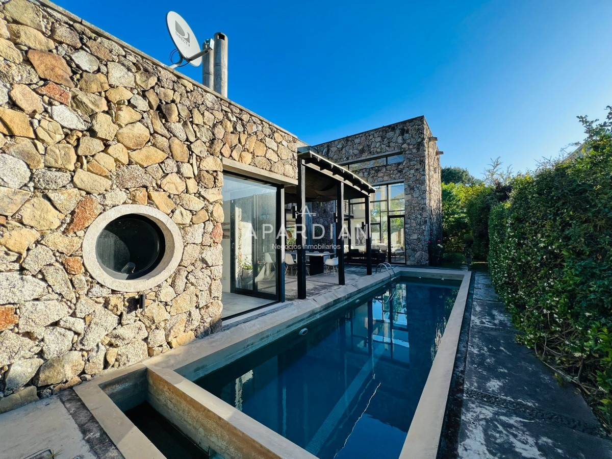 Casa ID.21098135 - Casa en venta de 4 dormitorios en La Arbolada, Punta del Este.