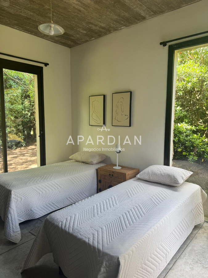 Casa ID.21098135 - Casa en venta de 4 dormitorios en La Arbolada, Punta del Este.