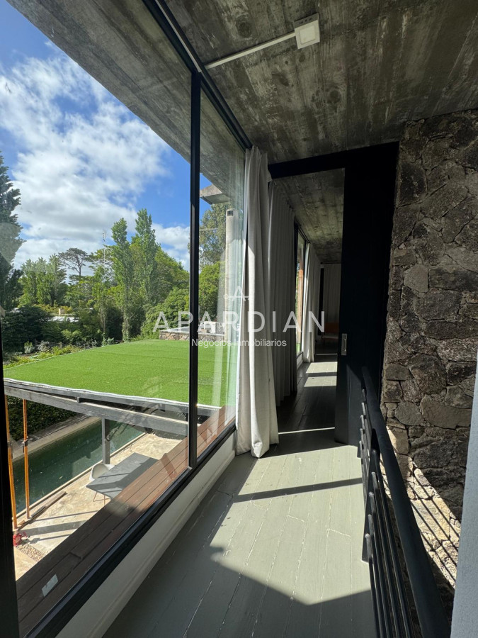 Casa ID.21098135 - Casa en venta de 4 dormitorios en La Arbolada, Punta del Este.