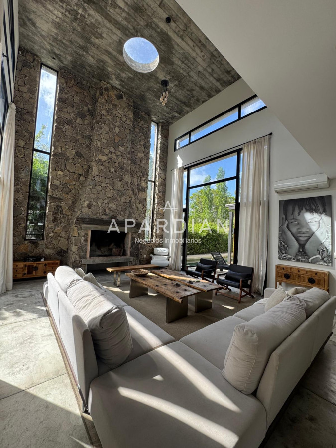 Casa ID.21098135 - Casa en venta de 4 dormitorios en La Arbolada, Punta del Este.