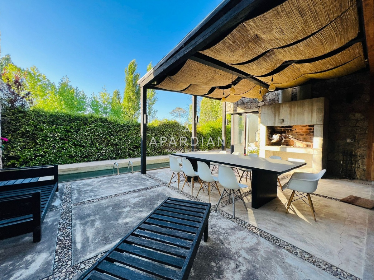 Casa ID.21098135 - Casa en venta de 4 dormitorios en La Arbolada, Punta del Este.