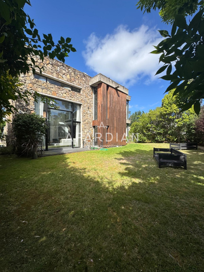 Casa ID.21098135 - Casa en venta de 4 dormitorios en La Arbolada, Punta del Este.