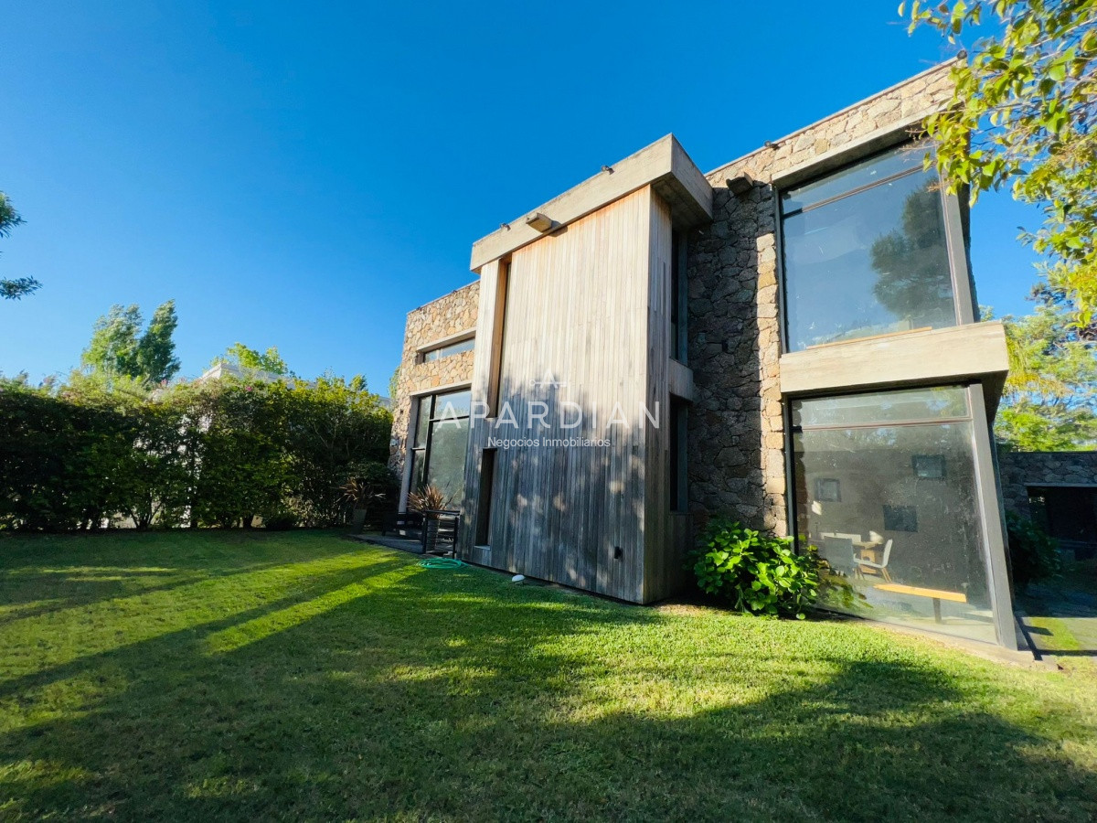 Casa ID.21098135 - Casa en venta de 4 dormitorios en La Arbolada, Punta del Este.