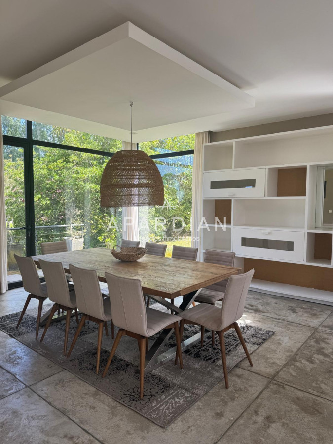 Casa ID.21098135 - Casa en venta de 4 dormitorios en La Arbolada, Punta del Este.