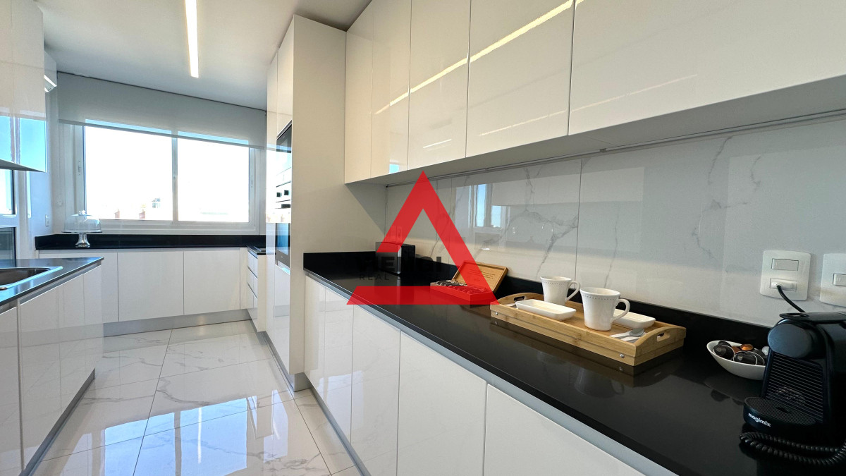 Apartamento ID.66 - Departamento en venta en edificio Paramount de 3 suites + dependencia de servicio, piso alto. Playa Mansa, Punta del Este