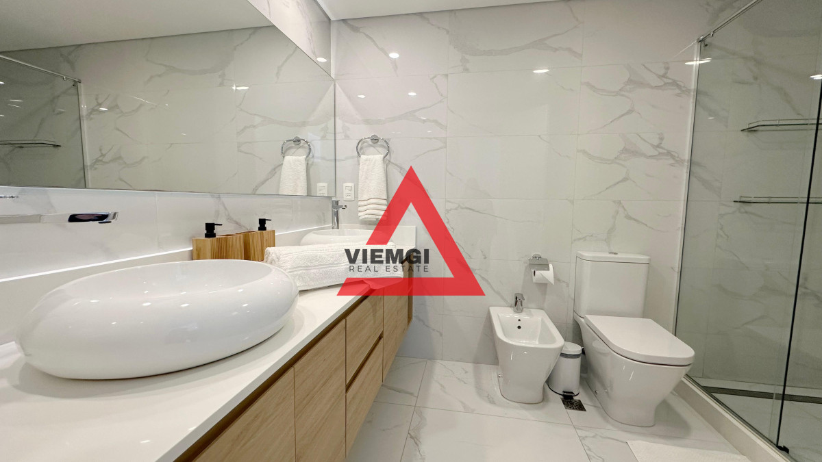 Apartamento ID.66 - Departamento en venta en edificio Paramount de 3 suites + dependencia de servicio, piso alto. Playa Mansa, Punta del Este