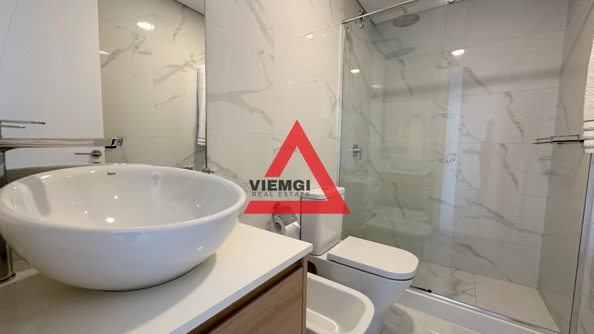 Apartamento ID.66 - Departamento en venta en edificio Paramount de 3 suites + dependencia de servicio, piso alto. Playa Mansa, Punta del Este