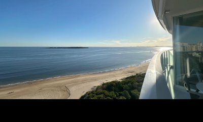 Departamento en venta en edificio Paramount de 3 suites + dependencia de servicio, piso alto. Playa Mansa, Punta del Este