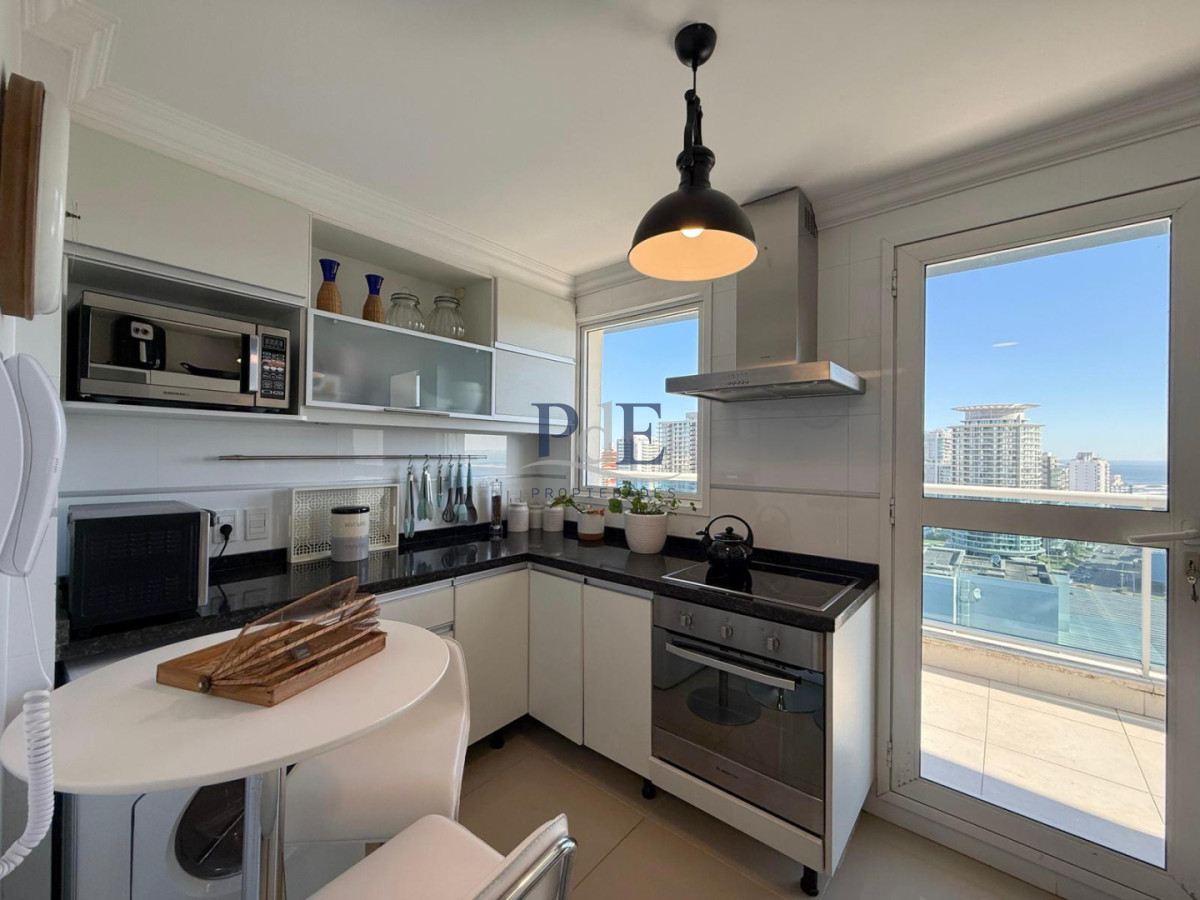 Apartamento en venta de 3 dormitorios + dependencia. Playa Mansa - Imagen 12