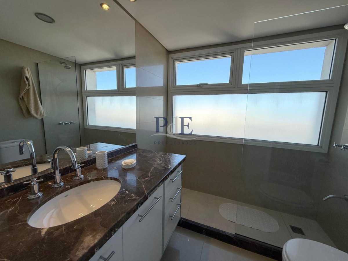 Apartamento en venta de 3 dormitorios + dependencia. Playa Mansa - Imagen 27