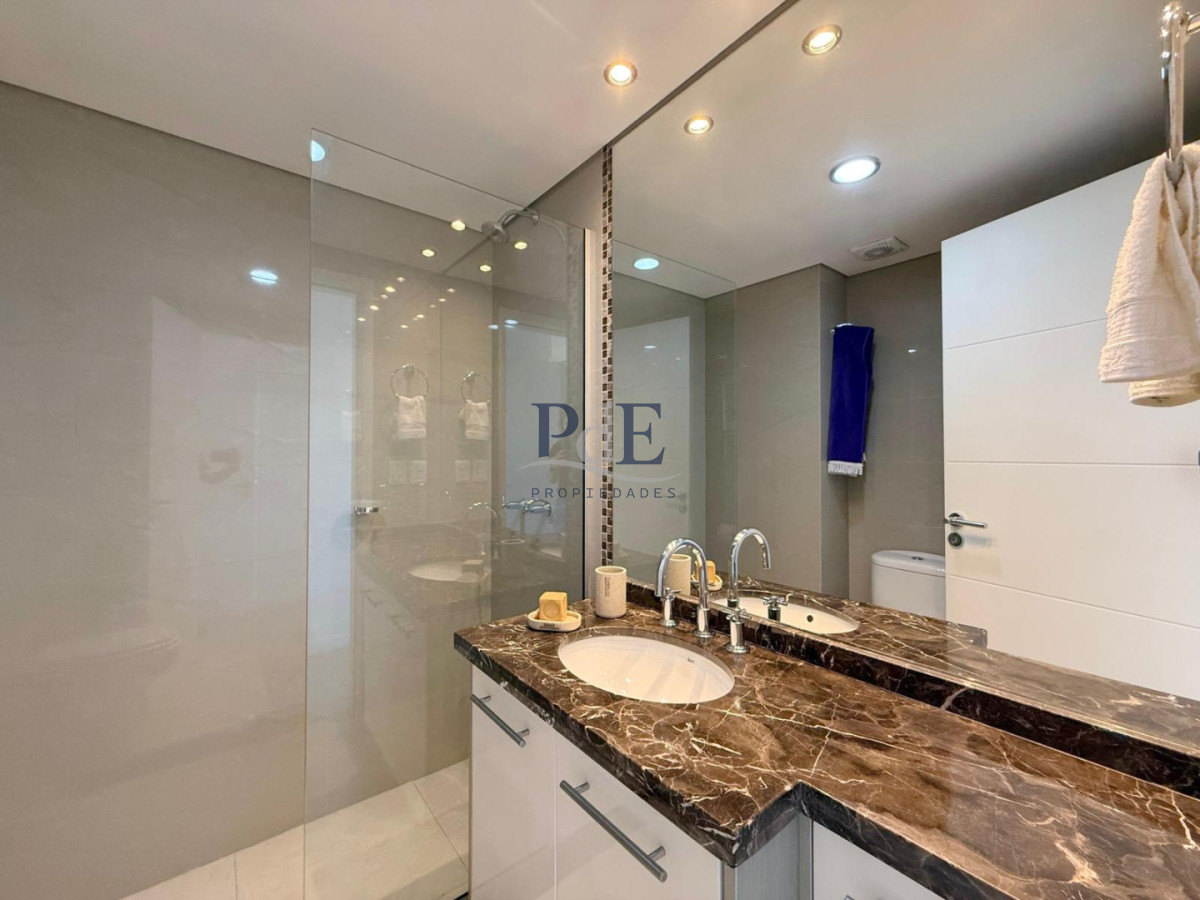 Apartamento en venta de 3 dormitorios + dependencia. Playa Mansa - Imagen 24