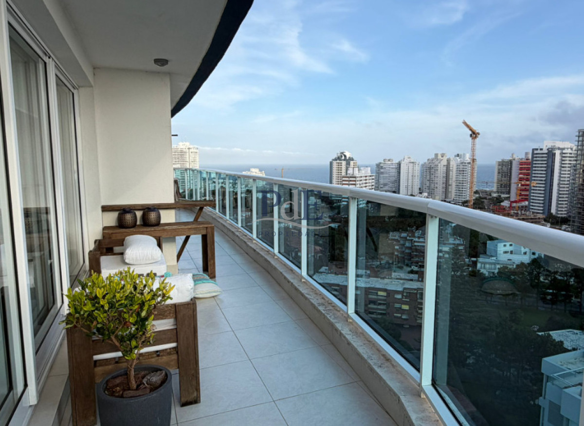 Apartamento en venta de 3 dormitorios + dependencia. Playa Mansa - Imagen 8