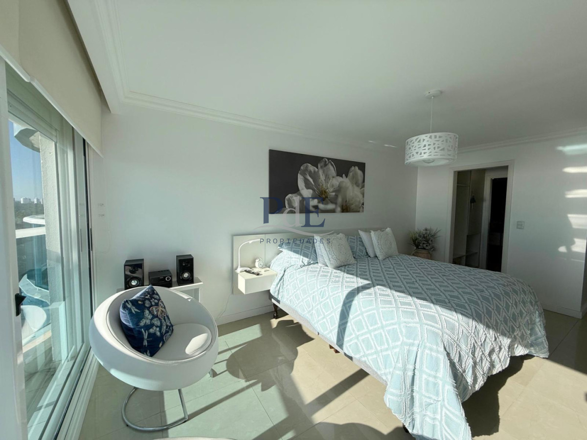 Apartamento en venta de 3 dormitorios + dependencia. Playa Mansa - Imagen 17