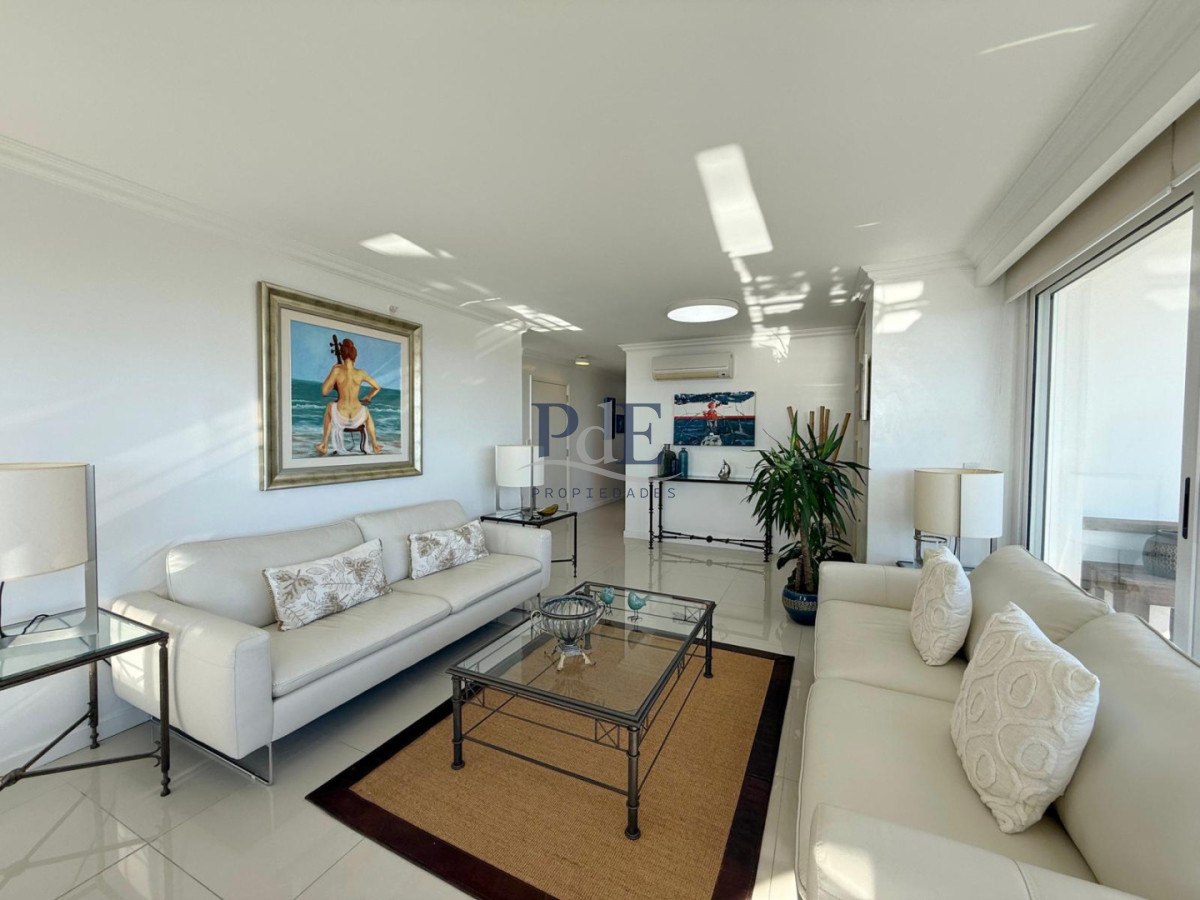 Apartamento en venta de 3 dormitorios + dependencia. Playa Mansa - Imagen 4