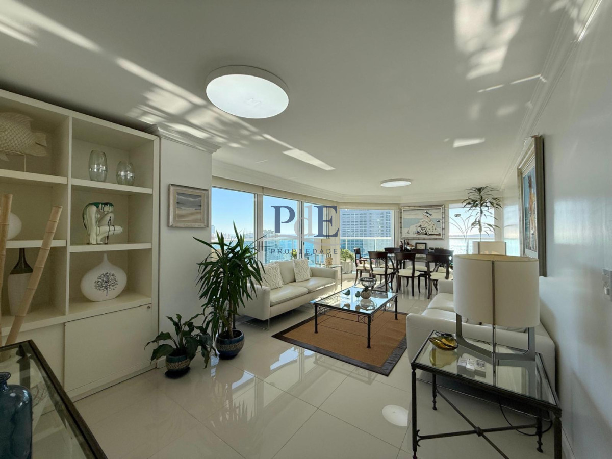 Apartamento en venta de 3 dormitorios + dependencia. Playa Mansa - Imagen 6