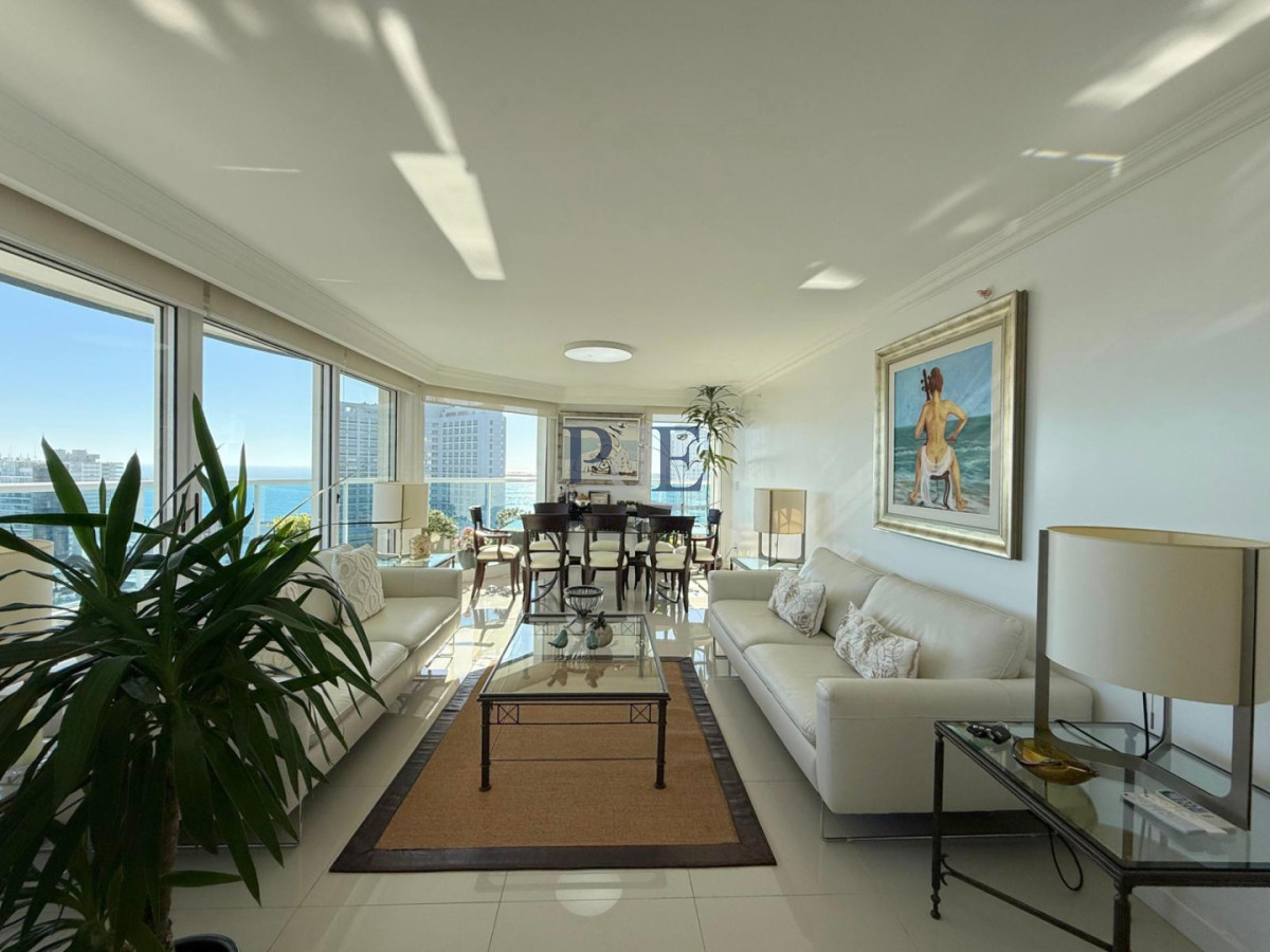 Apartamento en venta de 3 dormitorios + dependencia. Playa Mansa - Imagen 3