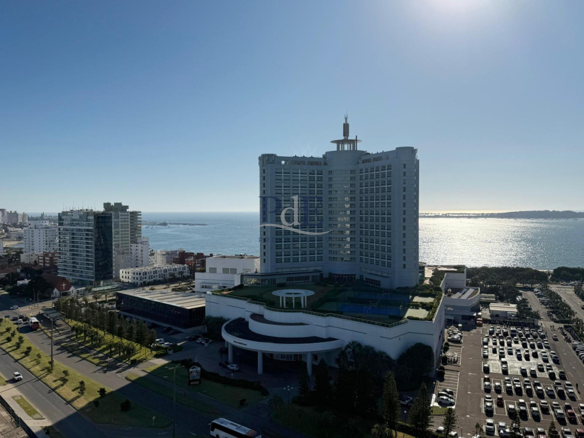 Apartamento en venta de 3 dormitorios + dependencia. Playa Mansa - Imagen 1