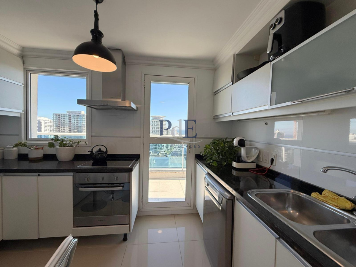 Apartamento en venta de 3 dormitorios + dependencia. Playa Mansa - Imagen 14