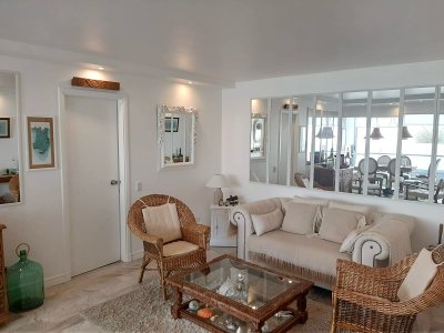 Departamento en Venta de 2 Dormitorios en Edificio Fontemar, Punta del Este