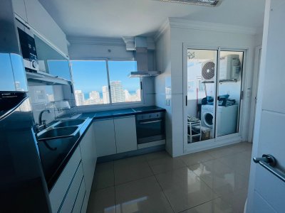 Venta de apartamento de 3 dormitorios en Casino Tower, Punta del Este - JPA6957A