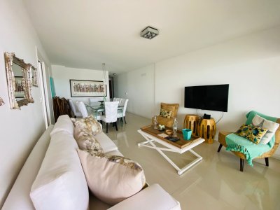 Apartamento en venta en piso alto Icon Brava Tower, Punta del Este. - JPA1174A