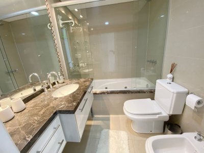 Apartamento en venta con 2 suites en Casino Tower, Punta del Este. - JPA3529A