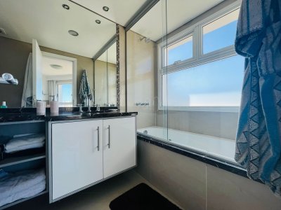 Venta de apartamento de 3 dormitorios en Casino Tower, Punta del Este - JPA6957A