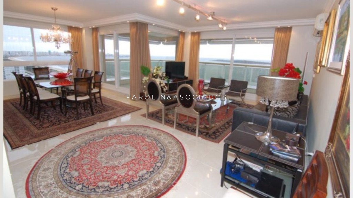 DEPARTAMENTO DE 4 DORMITORIOS EN EDIFICIO LE JARDIN, PUNTA DEL ESTE 