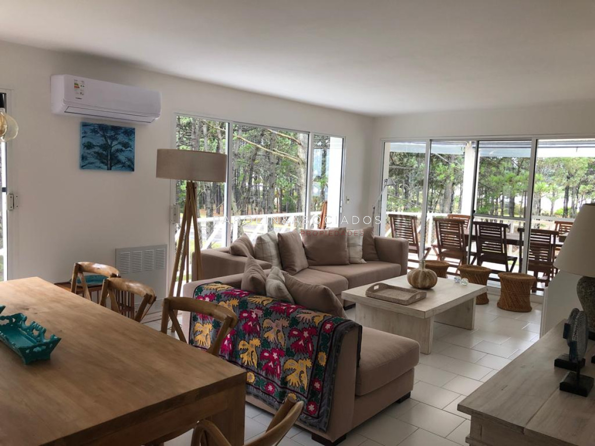 Apartamento en venta de 2 dormitorios y dependencia en Brava, Punta del Este. - JPA6819A