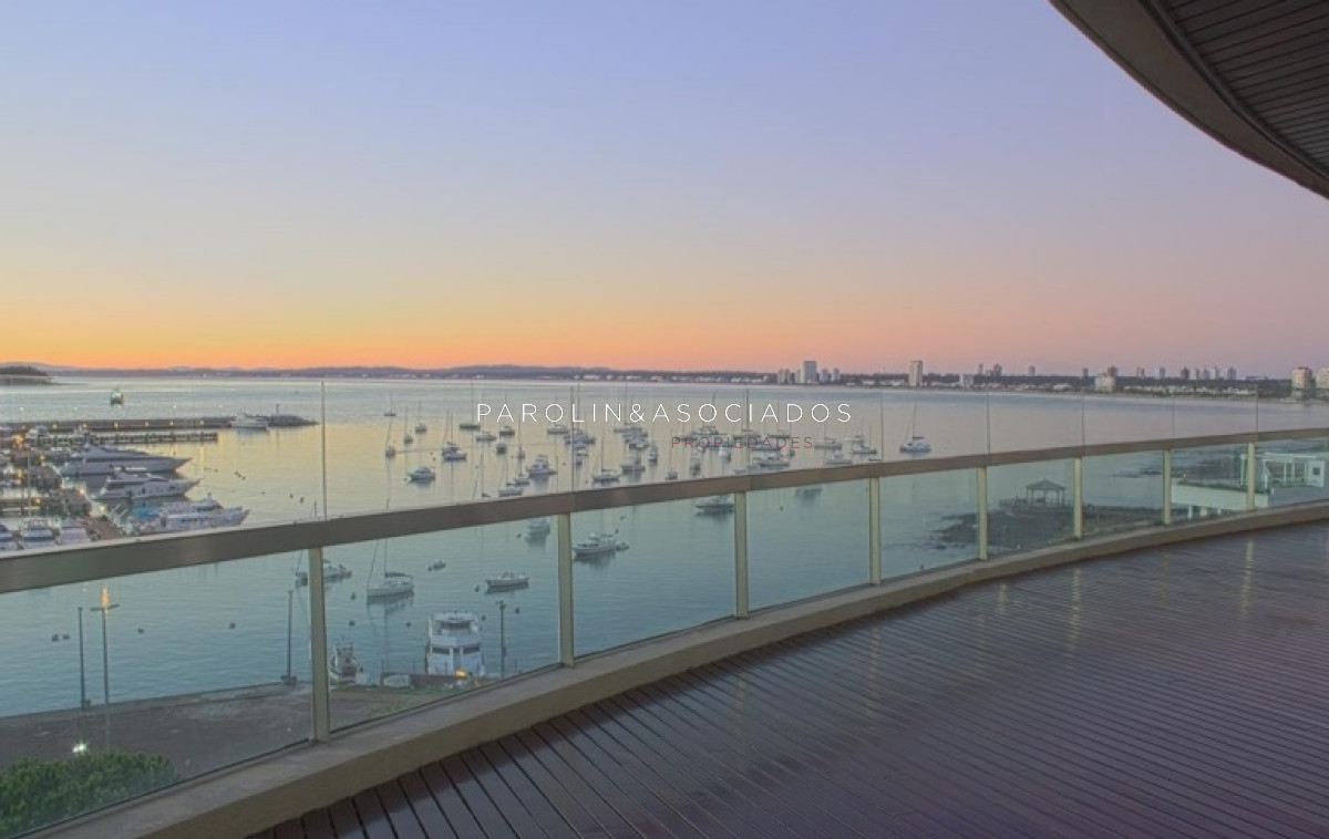 Penthouse de 4 dormitorios en venta en edificio Quay, Punta del Este.