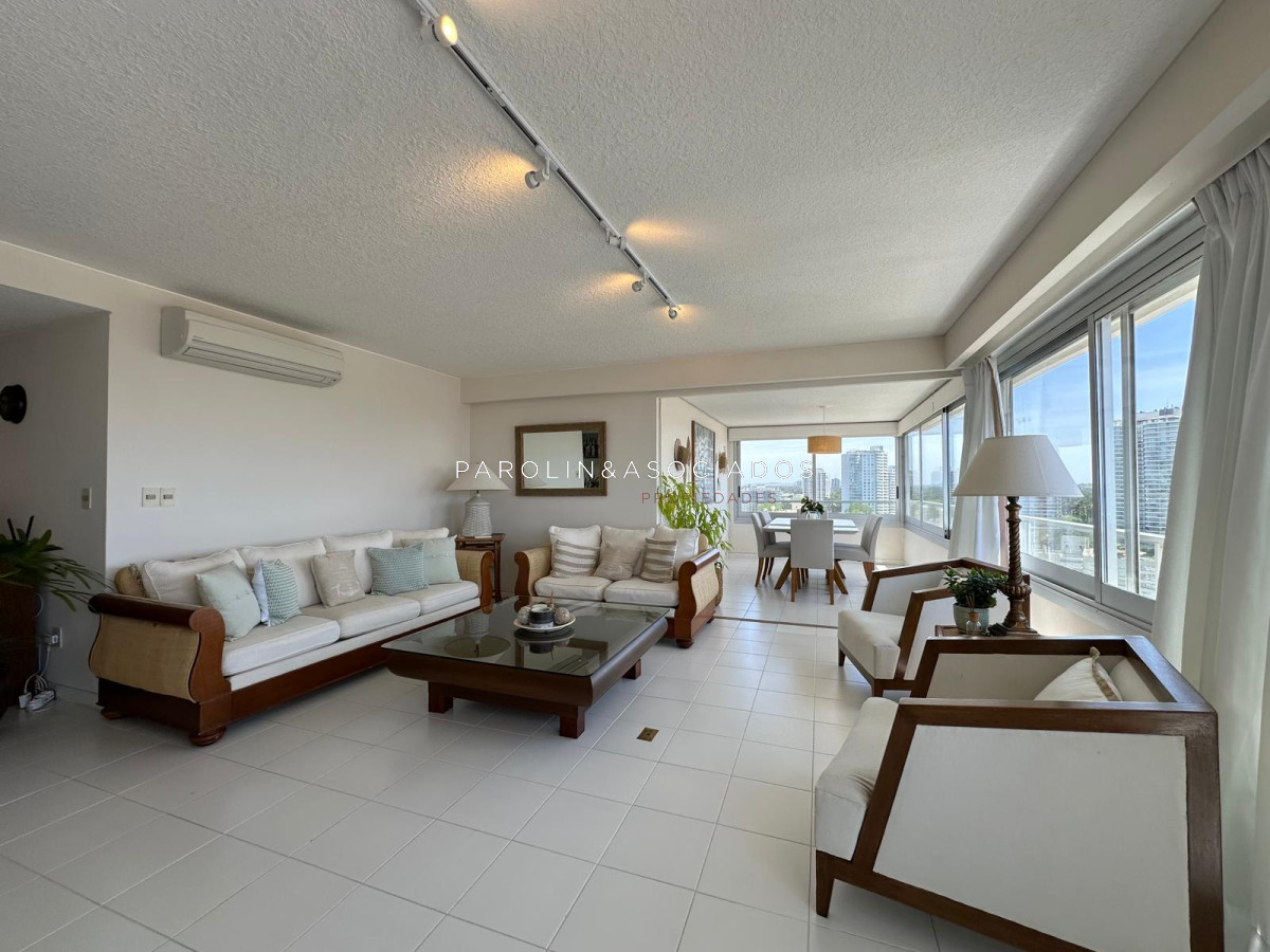 Apartamento en venta de 3 dormitorios en edificio Tiburon ll, Playa Brava, Punta del Este. - JPA11413A