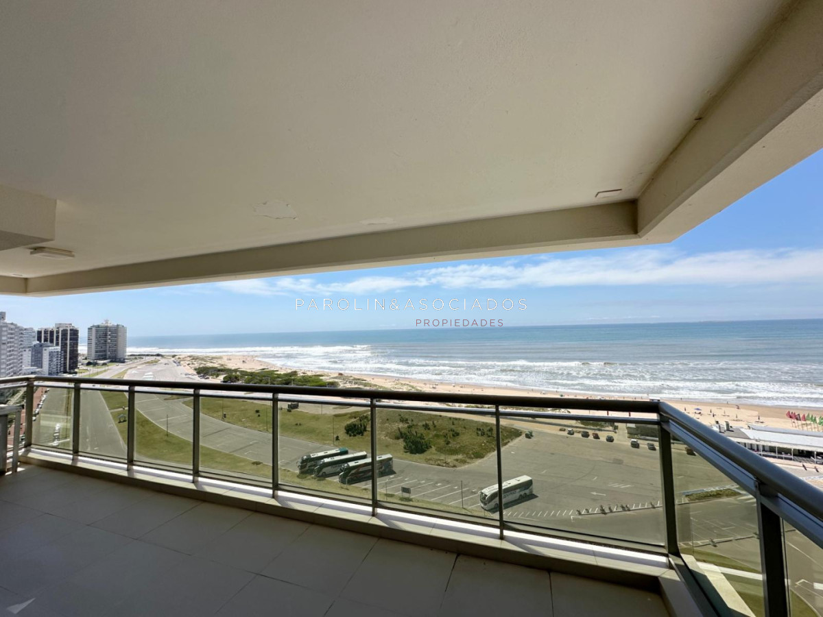 Apartamento en venta en Torre Imperiale de 3 Dormitorios y dependencia de servicio, Playa Brava Punta del Este - JPA11476A